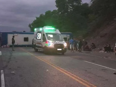 Tragedia en Salta así quedaron el colectivo y el camión tras el