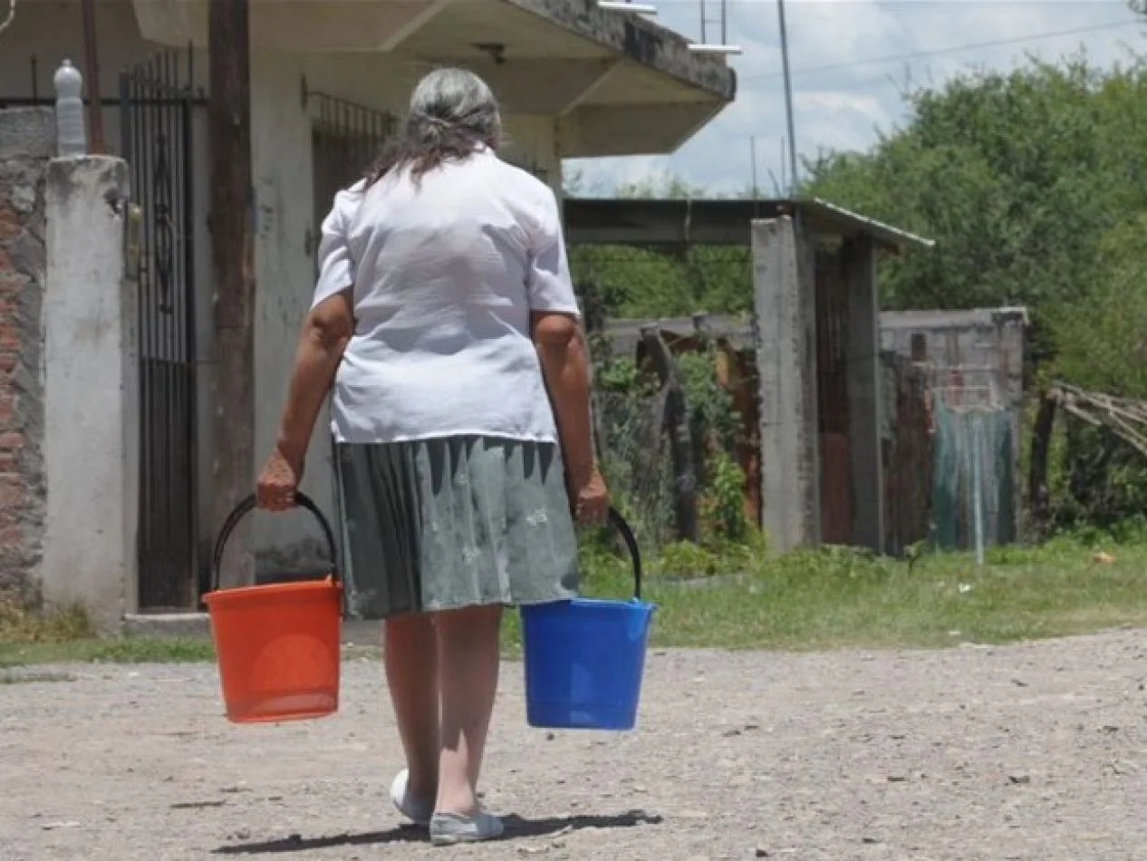 Con máximas de 36 grados, un barrio de zona oeste está hace cinco días sin agua