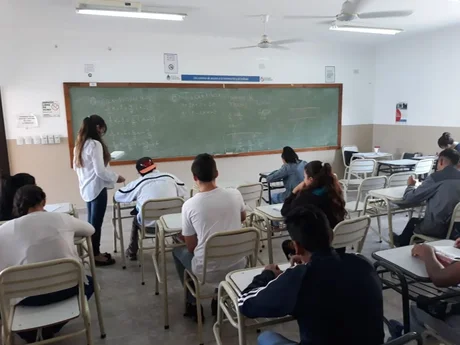 Dictan clases de apoyo a estudiantes que tengan materias pendientes del secundario