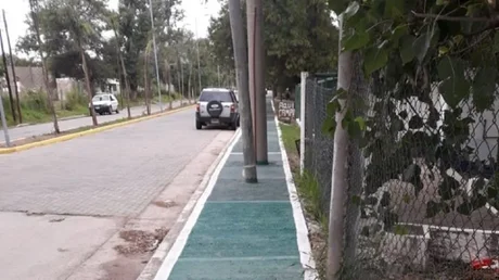 En Córdoba, inauguraron una bicisenda con postes en el medio