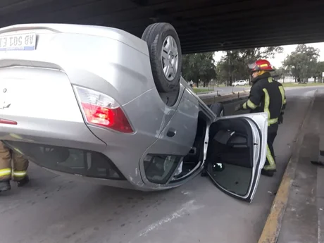 Volcó en su auto y tuvo que ser rescatado por bomberos