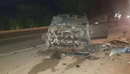 Dos autos chocaron de frente, y hay dos personas heridas de gravedad