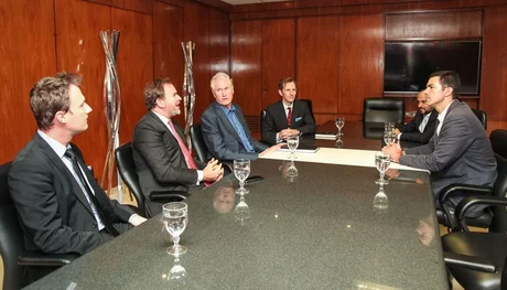 Imagen de archivo. Juan Manuel Urtubey con empresarios en el marco del proyecto minero Taca Taca