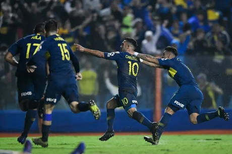 En un polémico partido, Boca derrotó a Paranaense y se quedó con el grupo