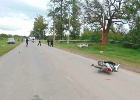 Motociclista intentó esquivar un perro, cayó y murió