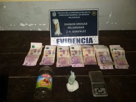 Tres detenidos tras desbaratar dos bocas de expendio de drogas en Las Lajitas