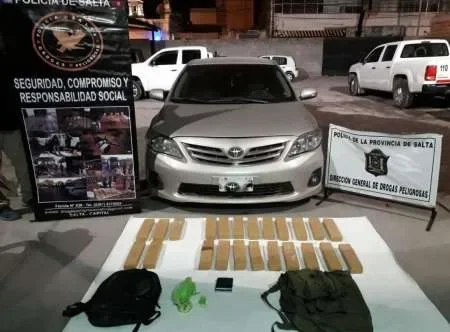 Decomisan más de 19 kilos de marihuana en un control vehicular en Capital