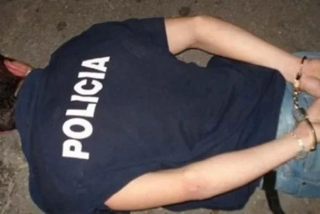 Detienen a un policía que robó el celular de una vecina en medio de una requisa