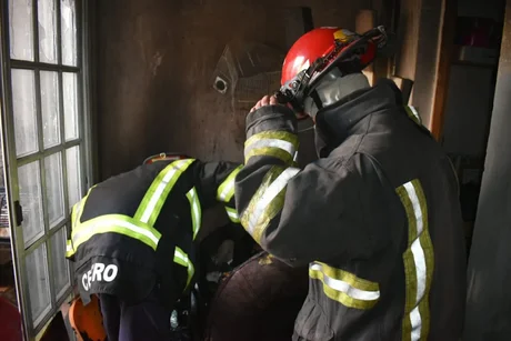 Bomberos salvaron a una mujer y a su hijo de un incendio