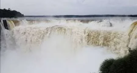 Mirá el impactante video del desborde de las Cataratas del Iguazú