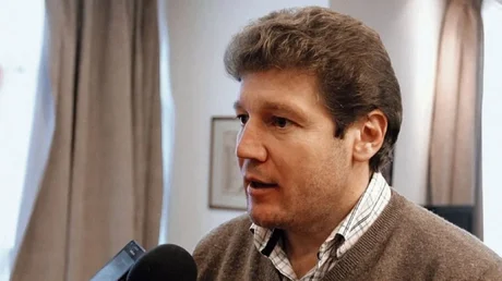 El gobernador de Tierra del Fuego dijo que es gay en medio del escándalo por denuncias de abuso