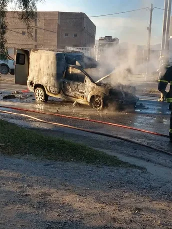 Una camioneta se incendió en el acceso a Santa Ana