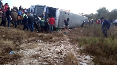 Tragedia en Tucumán: un colectivo con jubilados volcó, y hay al menos 13 muertos