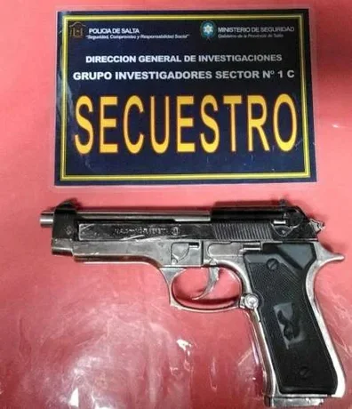 Con un arma de juguete intentaban robar a una mujer: fueron detenidos