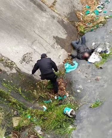 Cayó a un canal y tuvo que ser rescatado por la policía