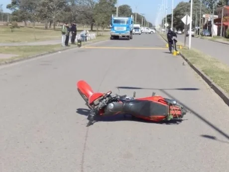 Dos jóvenes cayeron de una moto: uno murió