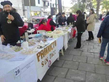 Adultos mayores exponen trabajos de la Unate en plaza Belgrano