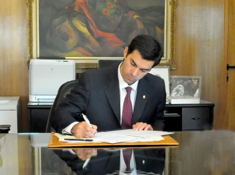 Urtubey firmó el decreto de aumento para los docentes, pero el paro sigue