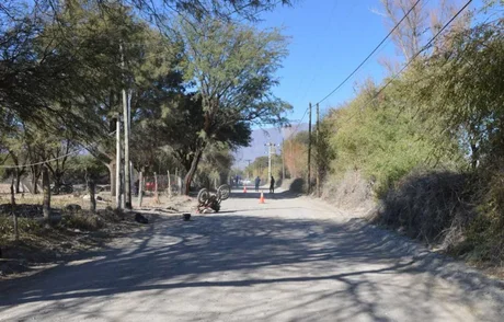 Perdió el control de su moto, cayó al suelo y murió