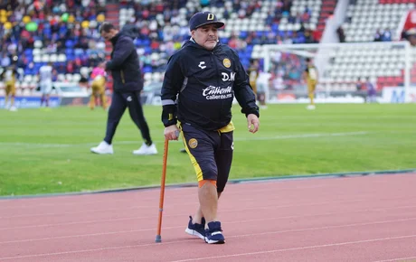 Maradona volvió a caminar luego de la operación de rodilla