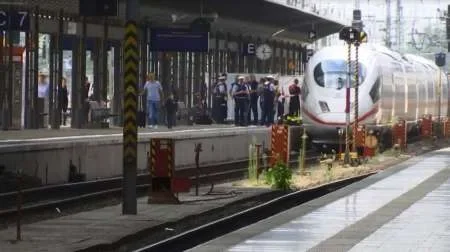 Arrojó a las vías del tren a una mujer y a su hijo: el niño murió