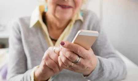 Enseñan a los abuelos a manejar celulares y tablets