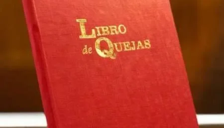 Multaron a un conocido local de comidas rápidas por no tener libro de quejas