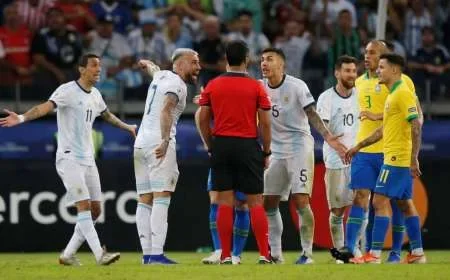 Conmebol reconoció no haber revisado el VAR en una de las polémicas en la semifinal con Brasil