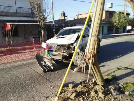 Chocó su camioneta contra un poste y la dejó abandonada