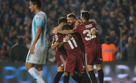 River goleó a la Academia de visitante y pasó a liderar el torneo