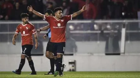 A qué hora juega Independiente