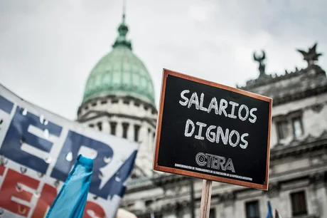 Nación dispuso un aumento del 35% en el Salario Mínimo, Vital y Móvil, pero sigue siendo bajo la línea de pobreza