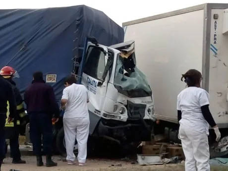 Dos camiones chocaron de frente y murió uno de los conductores