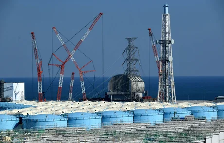 Japón analiza verter al mar toda el agua radiactiva de Fukushima