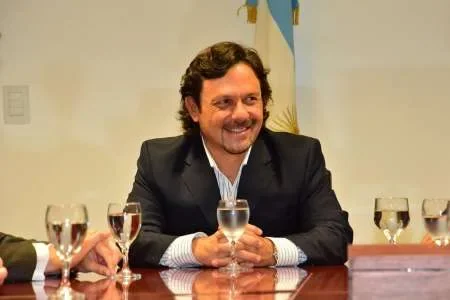 Sáenz invitó a una cena donde la tarjeta cuesta entre 3 mil y 10 mil pesos