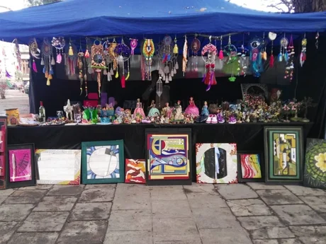 Estudiantes de la Escuela de Artes y Oficio venden productos en plaza Belgrano