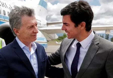 Urtubey fue a recibir a Macri al aeropuerto, pero “esquivó” las fotos