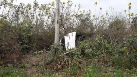 Volcó su auto, chocó contra un poste y murió