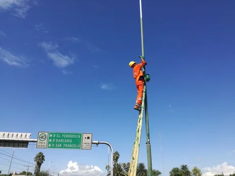 La Municipalidad avisó que quitaran toda cartelería que haya en los postes de luz