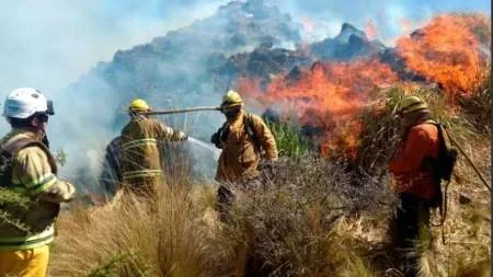 No logran controlar el incendio forestal en Córdoba: hay evacuados