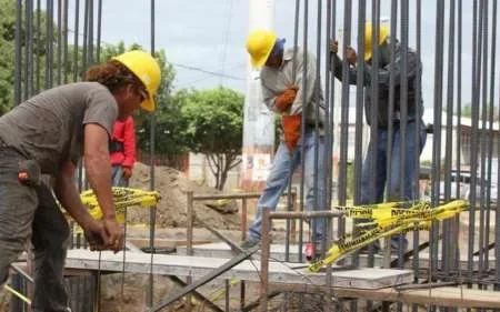 La construcción cayó 5,9% y la industria 6,4% en agosto