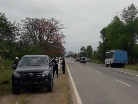 Viajaba en la caja de una camioneta, chocaron, y murió