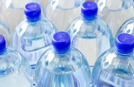 La ANMAT prohibió la venta de varios productos entre ellos agua mineral y un aceite