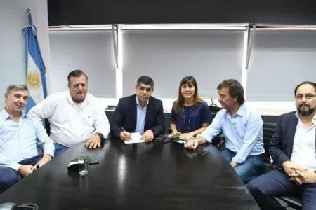 Pilotos firmaron un acuerdo salarial del 15% para lo que queda del año