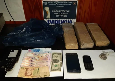 Dos detenidos por trasladar tres kilos de marihuana