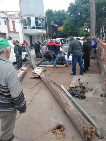 Joven lucha por su vida tras caer desde un poste