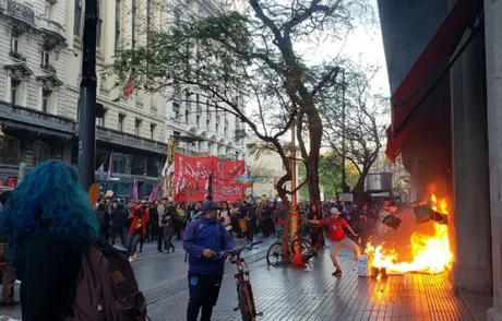 Incidentes en el consultado de Chile: hay un herido y cinco detenidos