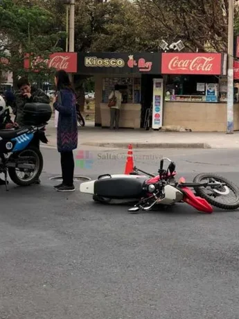 Camioneta embistió a un motociclista en pleno centro