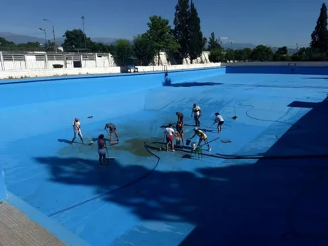 La Municipalidad inauguró las piletas, pero una de ellas sin agua