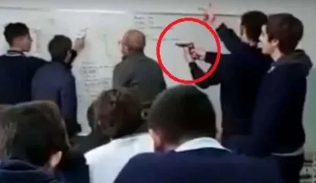 Estudiante apuntó con un arma a un docente mientras daba clases